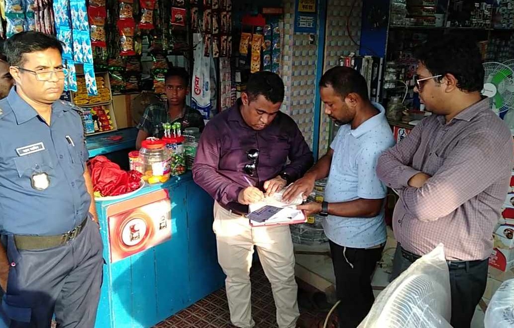 পীরগঞ্জে ফুটপাত দখল মুক্ত করতে অভিযান, ৫ দোকানদারকে জরিমানা