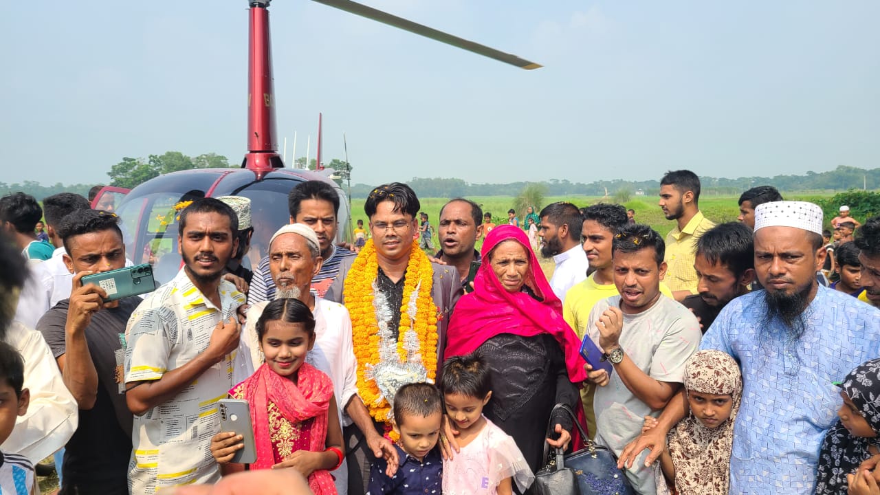 বাবা মায়ের স্বপ্ন পূরণে হেলিকপ্টারে বাড়ি ফিরলেন প্রবাসী আলম আনসারী
