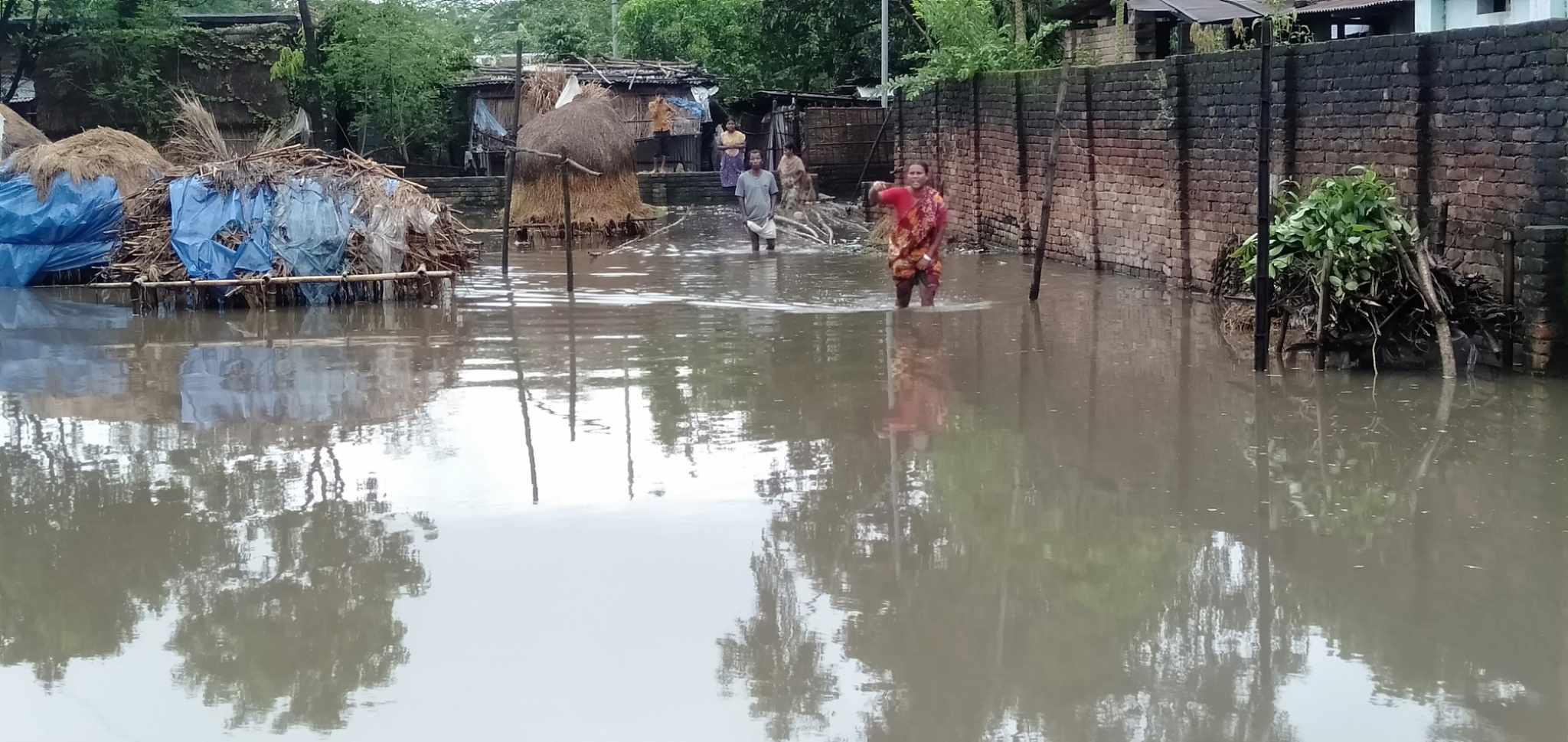 পীরগঞ্জে ৩ মাস ধরে ৫ পরিবারের রাস্তা বন্ধ, দুর্ভোগ চরমে