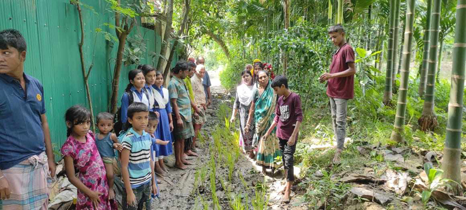 চন্দনাইশে সড়কে ধানের চারা লাগিয়ে এলাকাবাসীর প্রতিবাদ