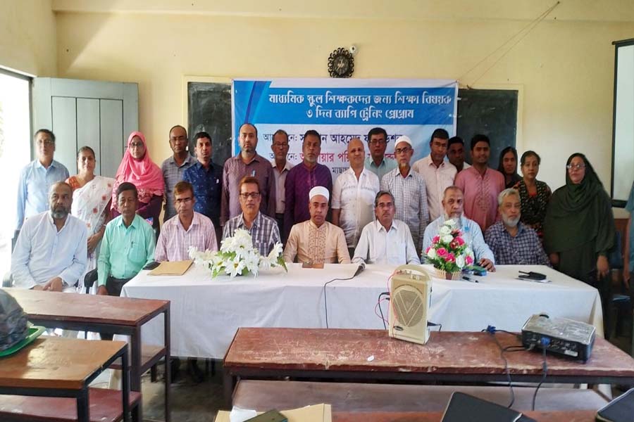 প্রশিক্ষিত শিক্ষকদের মাঝে ড.আহাদ শিক্ষার্থীদের বিজ্ঞানভীতি দূর করতে ড. আহাদের শিক্ষক প্রশিক্ষণ কর্মসূচী
