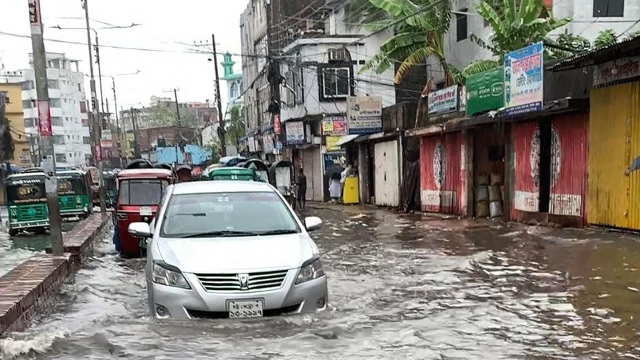 টানা বৃষ্টিতে চট্টগ্রামে নিম্নাঞ্চলে জলাবদ্ধতা
