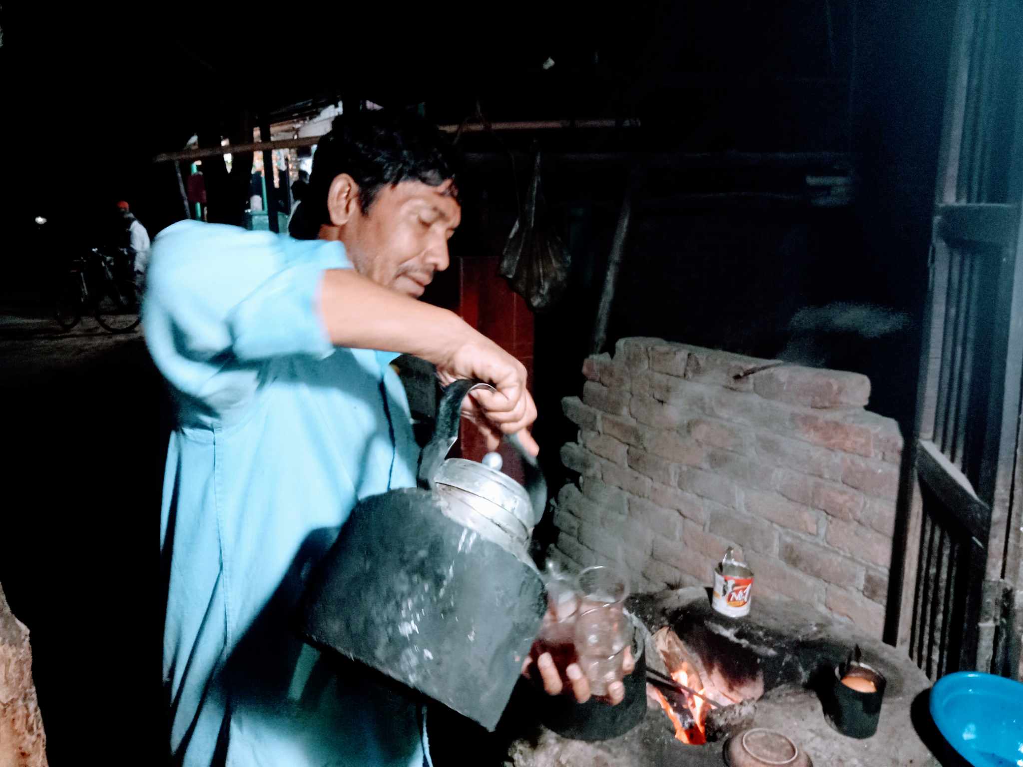 চা বিক্রি করে সংসার চালান বীরগঞ্জের বাক্ প্রতিবন্ধী সাজ্জাদ হোসেন
