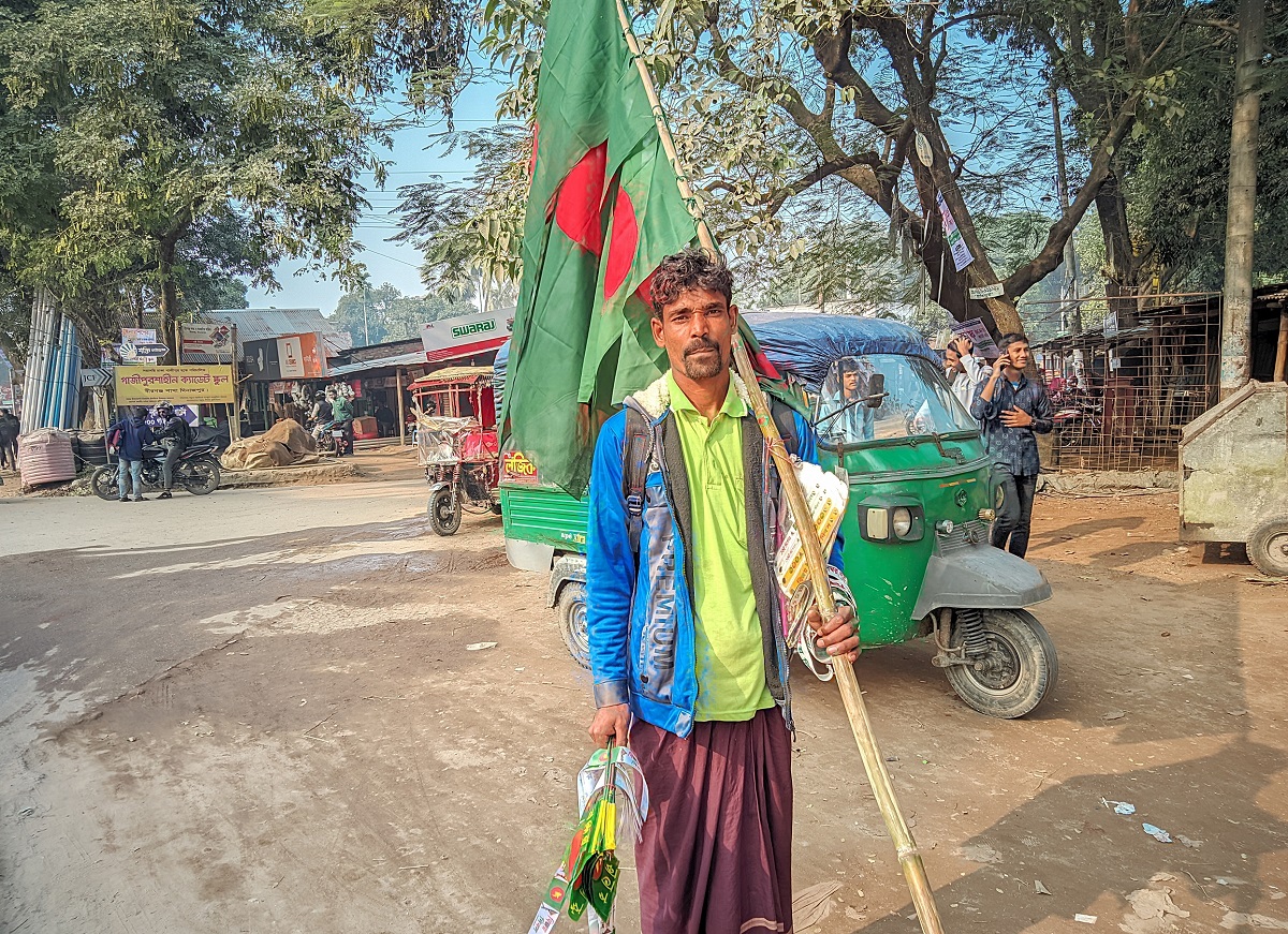 মহান মুক্তিযুদ্ধ, শহীদের প্রতি শ্রদ্ধা ও ভালোবাসা থেকেই সারা ডিসেম্বরে জাতীয় পতাকা বিক্রি করেন লাবলু ভূঁইয়া বিজয়ের মাস এলেই পতাকা বিক্রি ধুম