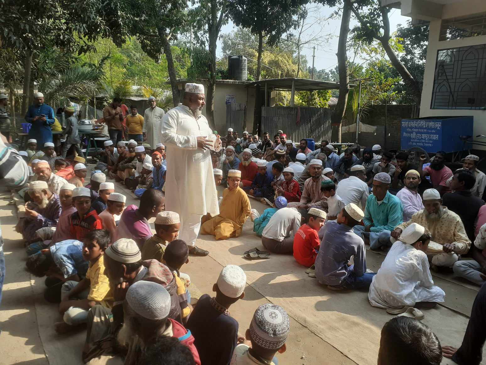 ৬০০জন অসহায় দুঃস্থদের পেটপুরে খাওয়ালেন হাজী আব্দুস সাত্তার