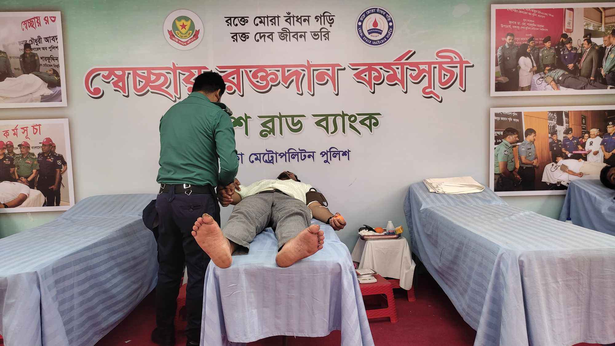 বইমেলায় পুলিশের রক্তদান কর্মসূচিতে ব্যাপক সাড়া