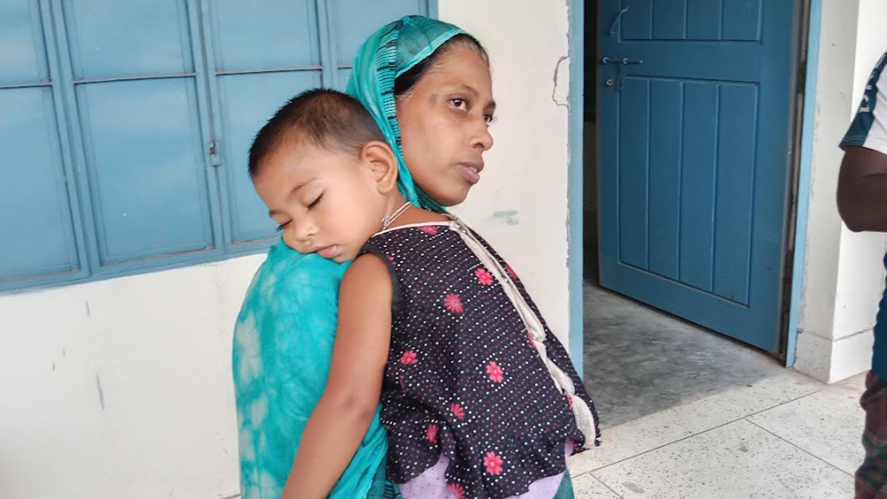 খাদ্য সংকটে কুমিল্লার আশ্রয়কেন্দ্রের শিশুরা