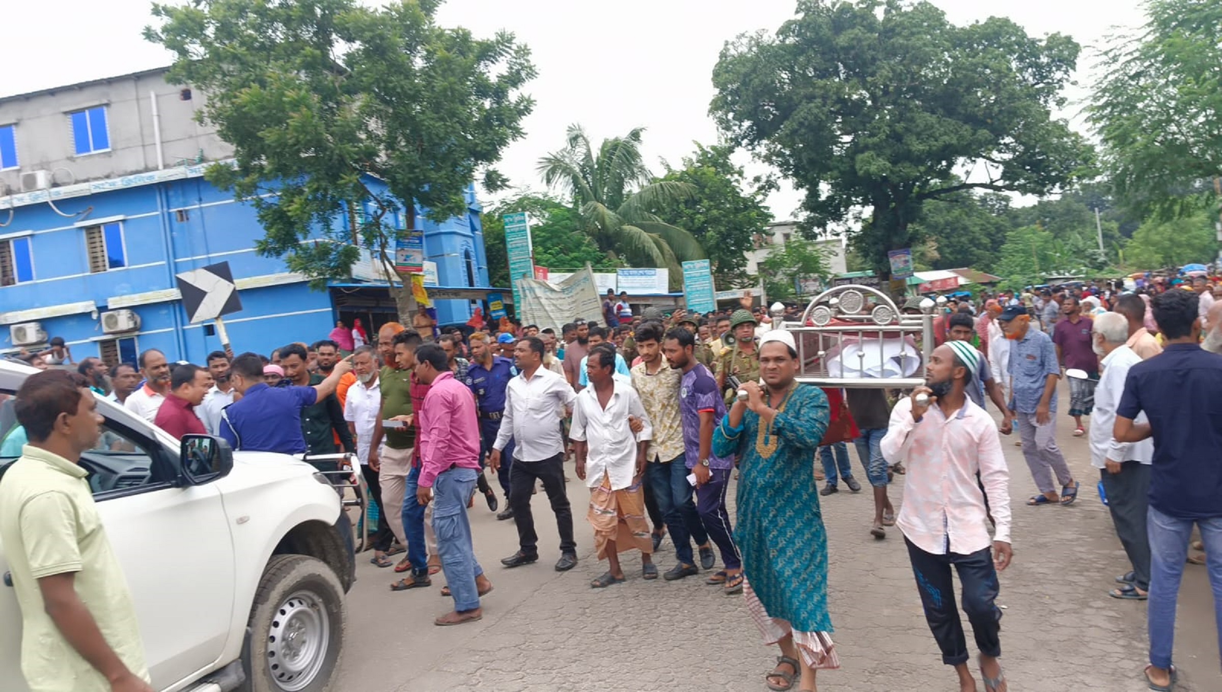 বীরগঞ্জে হত্যাকারীদের শাস্তির দাবিতে লাশ নিয়ে মহাসড়ক অবরোধ