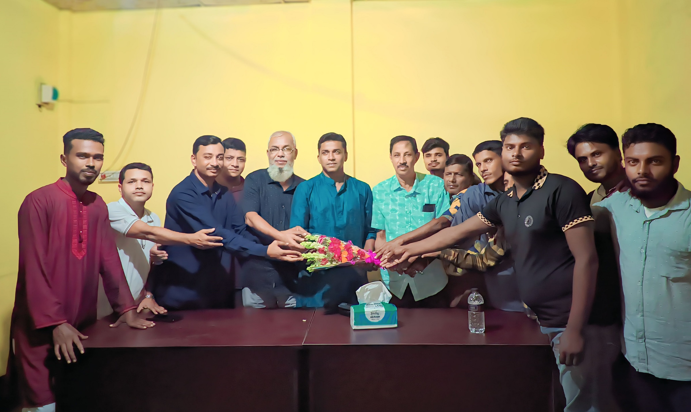 বীরগঞ্জ থানার নবাগত ওসি’র সাথে সাংবাদিকদের শুভেচ্ছা বিনিময়