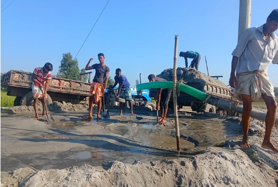 অবৈধভাবে করতোয়া নদীর বালু লুট