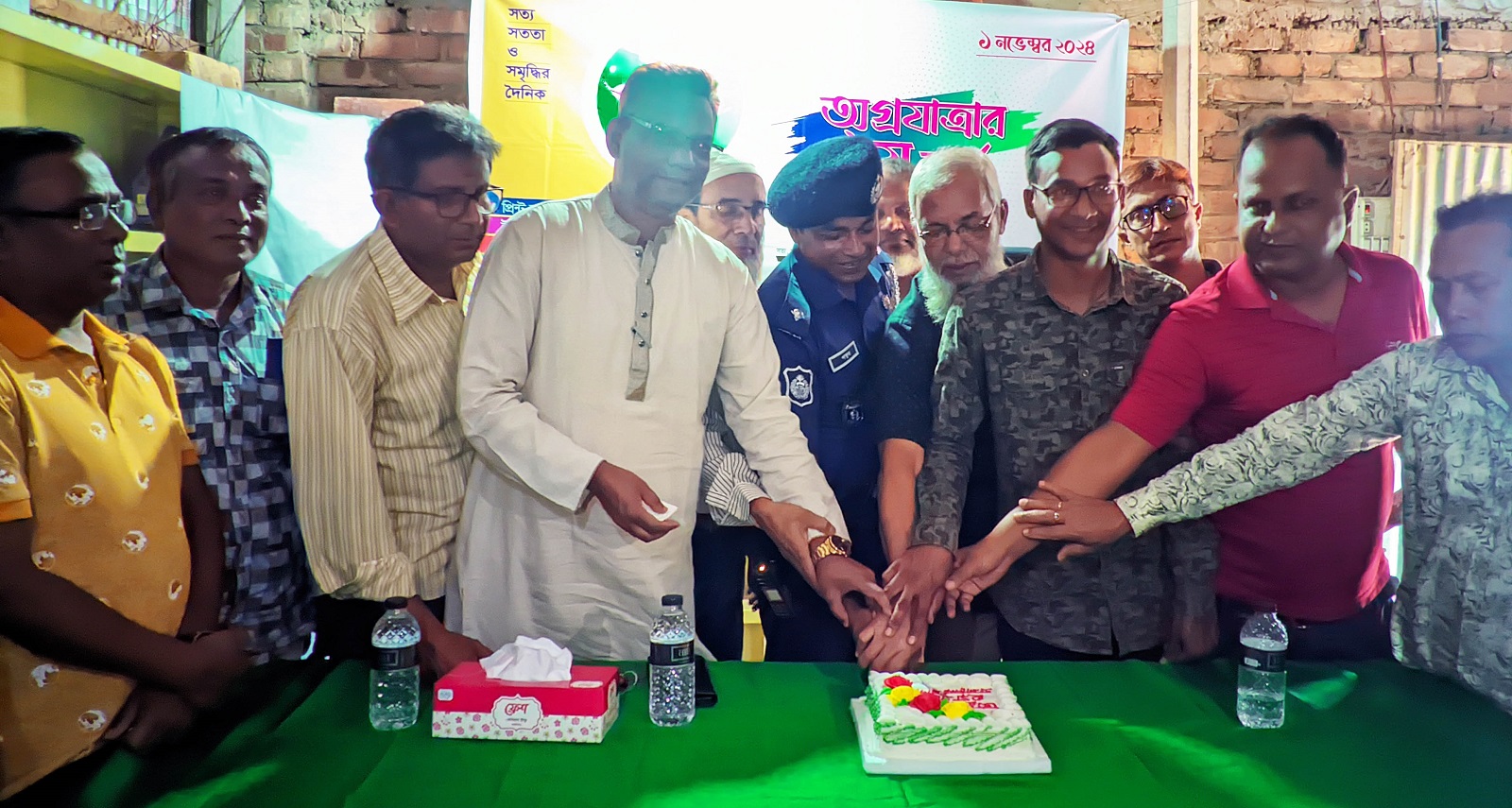 দৈনিক সকালের বাণী পত্রিকার ১ম বর্ষ পূর্তি ও অগ্রযাত্রার ২য় বর্ষ উপলক্ষে কেক কাটা হয়। ছবি- উত্তরের কণ্ঠ বীরগঞ্জে সকালের বাণী পত্রিকার প্রতিষ্ঠা বার্ষিকী পালিত