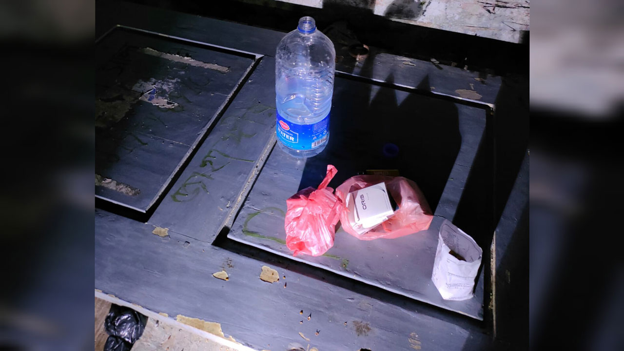 চবিতে মাদক সেবনরত অবস্থায় ৩ জন আটক