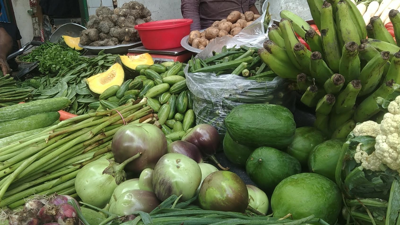 আসছে শীত তবুও চড়া সবজির বাজার