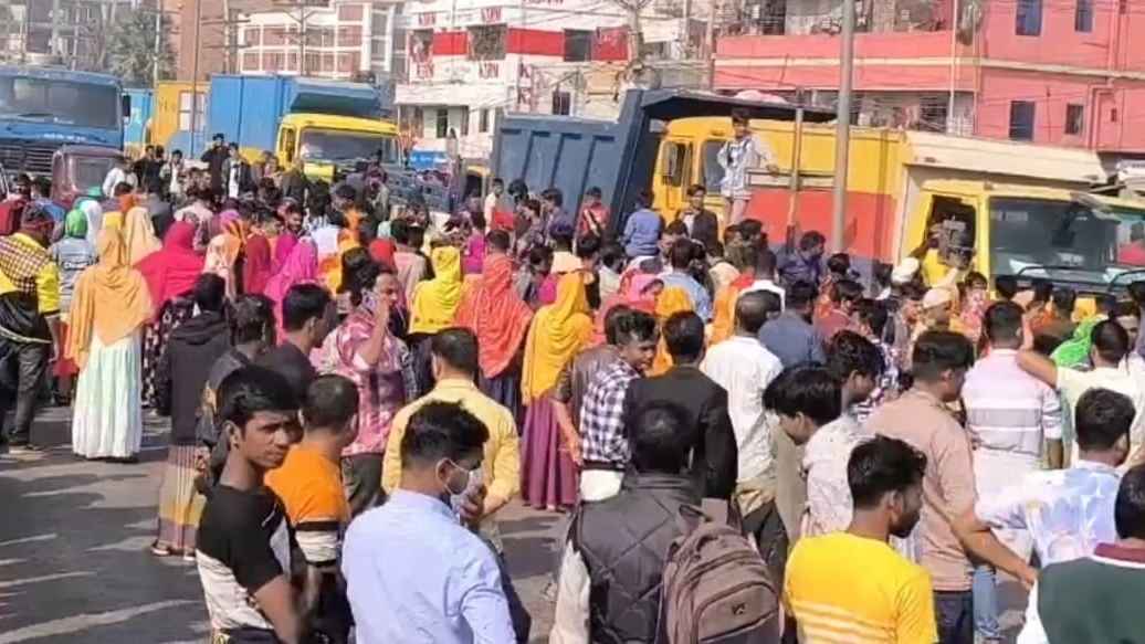 গাজীপুরে সড়ক অবরোধ করে শ্রমিকদের বিক্ষোভ