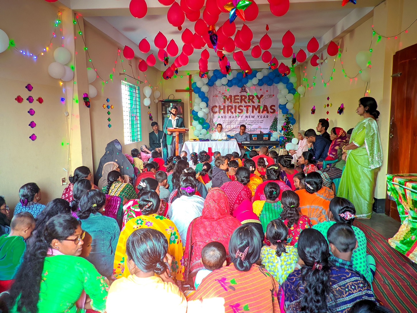 বীরগঞ্জে ধর্মীয় আচার ও আনন্দের মধ্যে বড়দিন উদযাপন