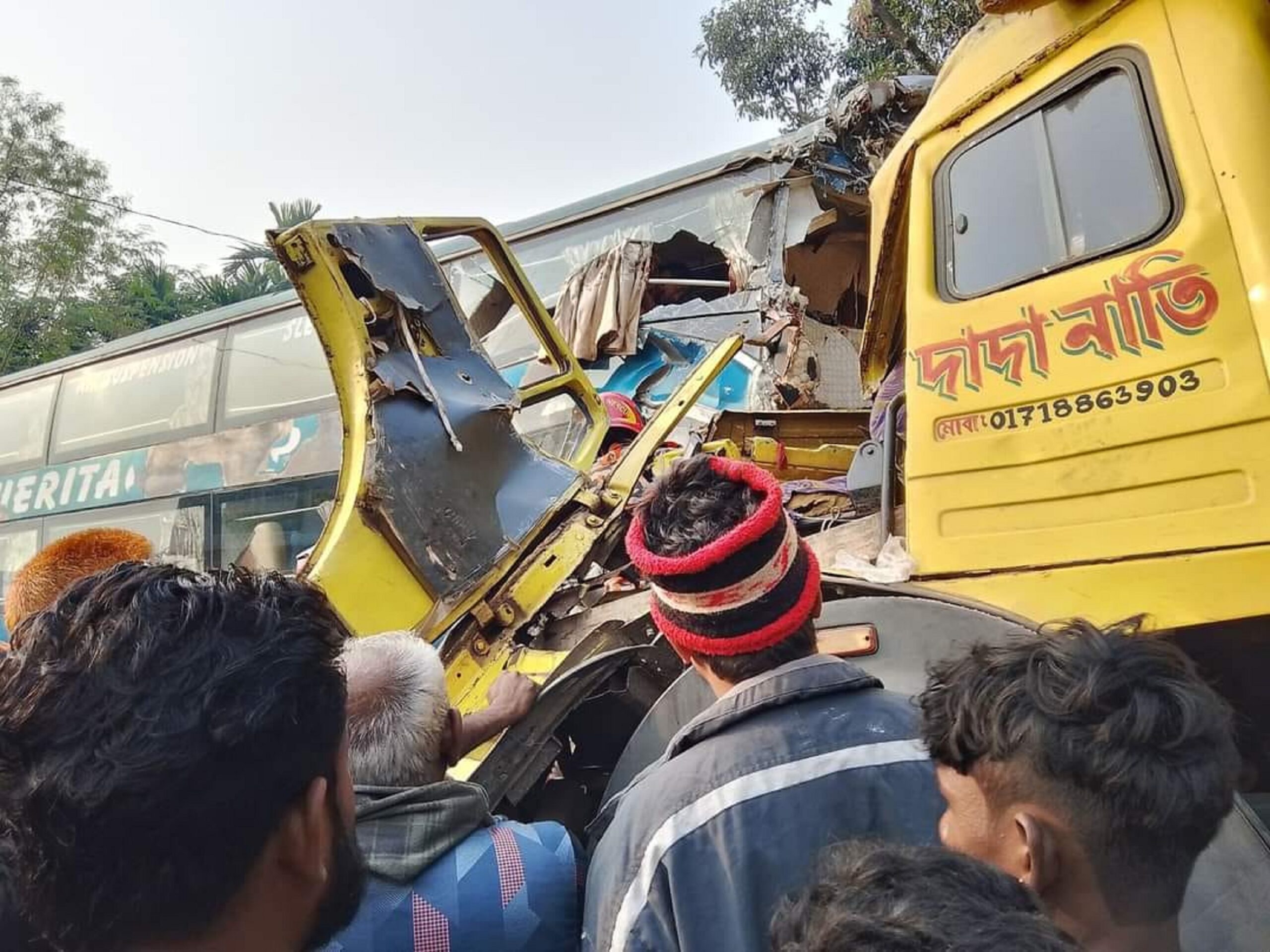 বীরগঞ্জে বাস-ট্রাক মুখোমুখি সংঘর্ষ, দুই চালকসহ নিহত ৩