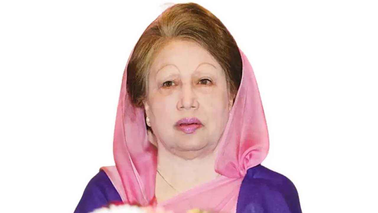 বিমানবন্দরের পথে খালেদা জিয়া