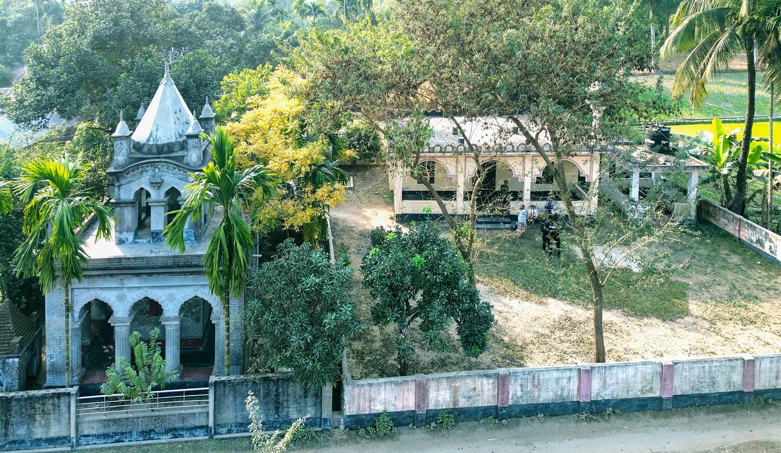 বীরগঞ্জে পাশাপাশি মসজিদ-মন্দির : সম্প্রীতির অনন্য দৃষ্টান্ত
