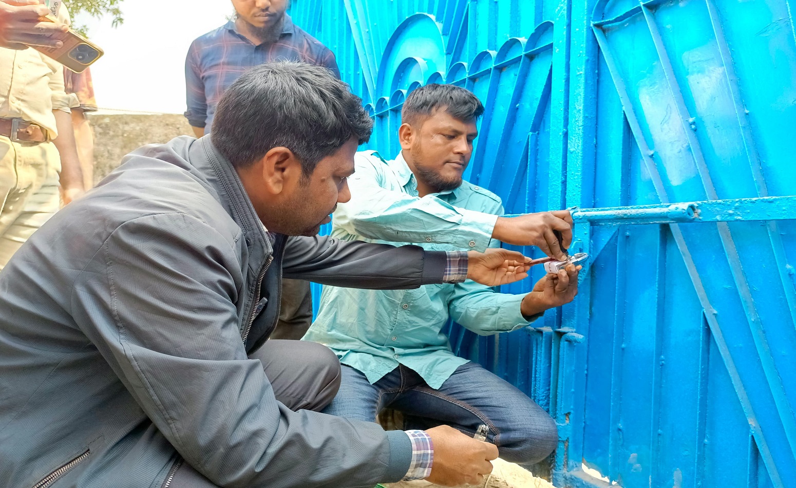 বীরগঞ্জে আন্দোলনের মুখে ৪টি আলু সংরক্ষণ হিমাগার সীলগালা করেছে প্রশাসন