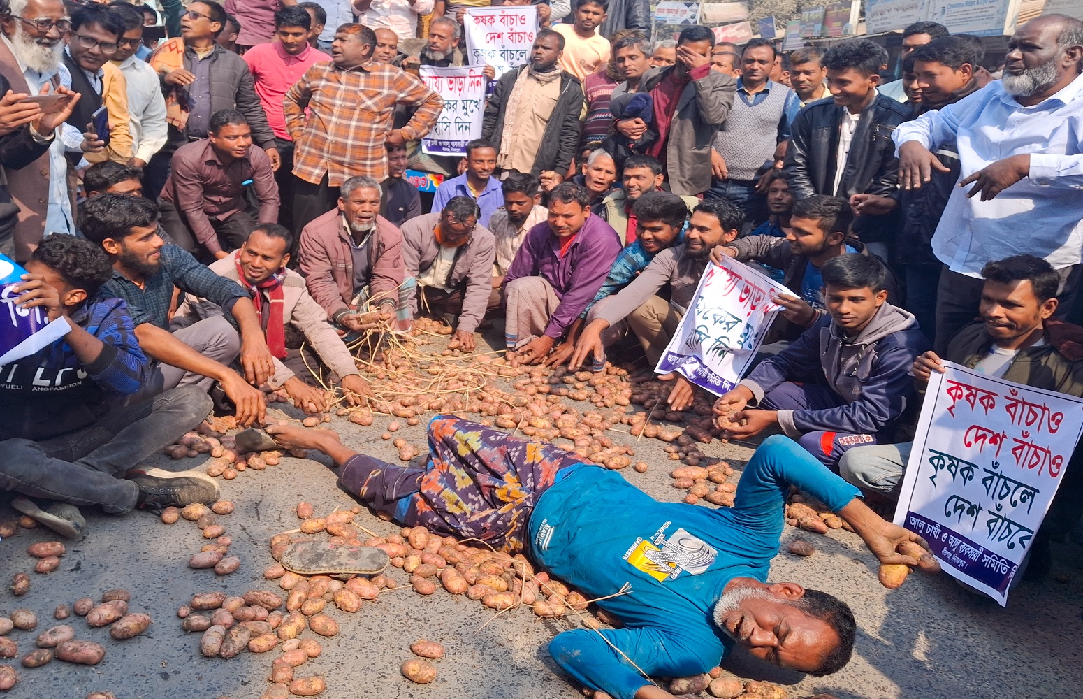 হিমাগার ভাড়া বৃদ্ধির প্রতিবাদে মহাসড়কে আলু ফেলে অবরোধ কৃষক ও ব্যবসায়ীদের। আজ বৃহস্পতিবার দিনাজপুরের বীরগঞ্জ উপজেলার শহীদ মিনারের সামনের পঞ্চগড়-ঢাকা মহাসড়কে। ছবি: উত্তরের কণ্ঠ বীরগঞ্জে মহাসড়কে আলু ফেলে প্রতিবাদ কৃষকদের