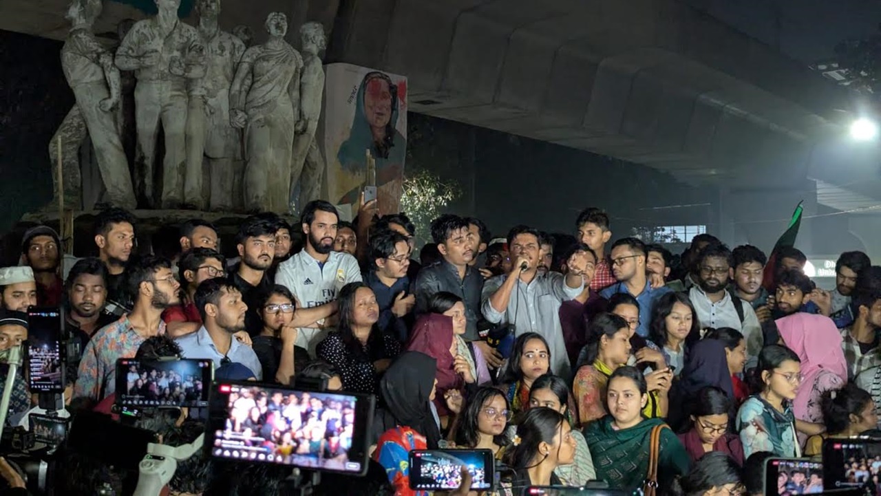 কুয়েটে হামলা, প্রতিবাদে ঢাবিতে বৈষম্যবিরোধীদের বিক্ষোভ