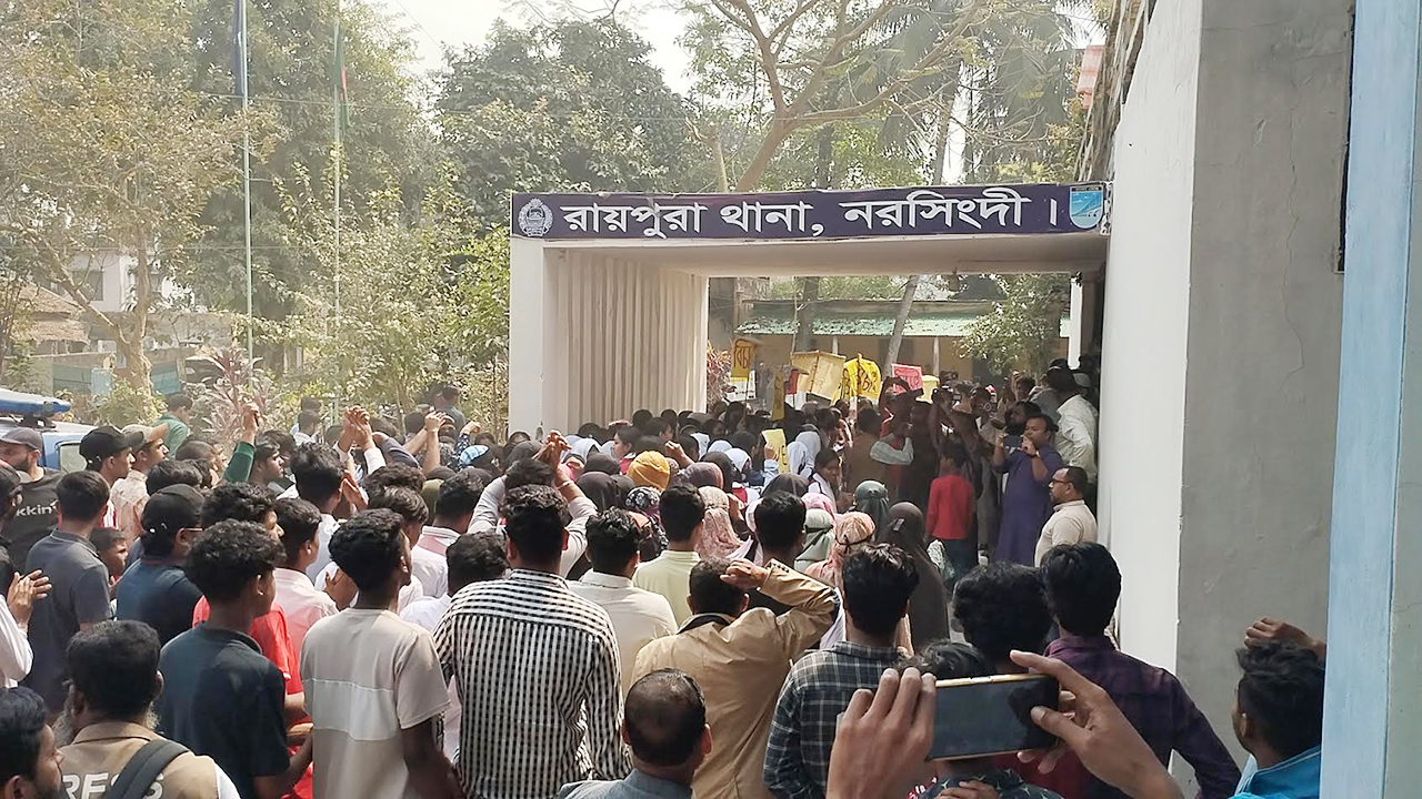 গৃহবধূকে গুলি করে হত্যা : অপরাধীদের গ্রেপ্তারের দাবিতে থানা ঘেরাও