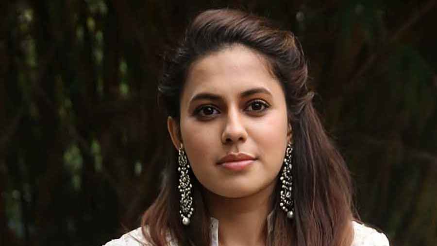 গ্রেফতার অভিনেত্রীর বাড়িতে কোটি কোটি রুপির সোনা