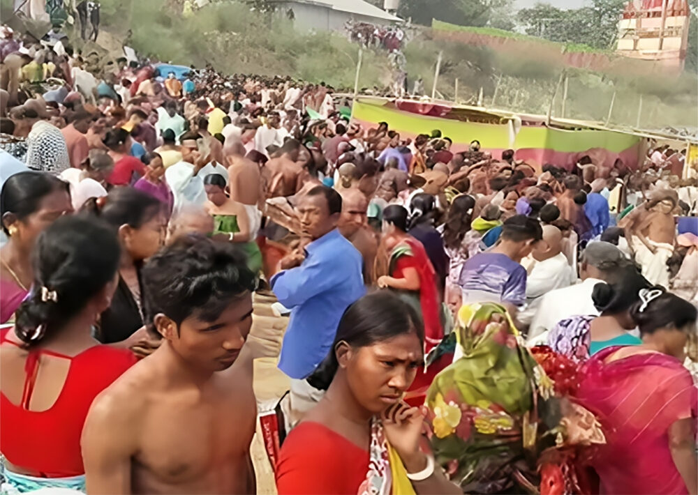 বীরগঞ্জে হাজারো নারী-পুরুষের ঢল বারুণী স্নানে