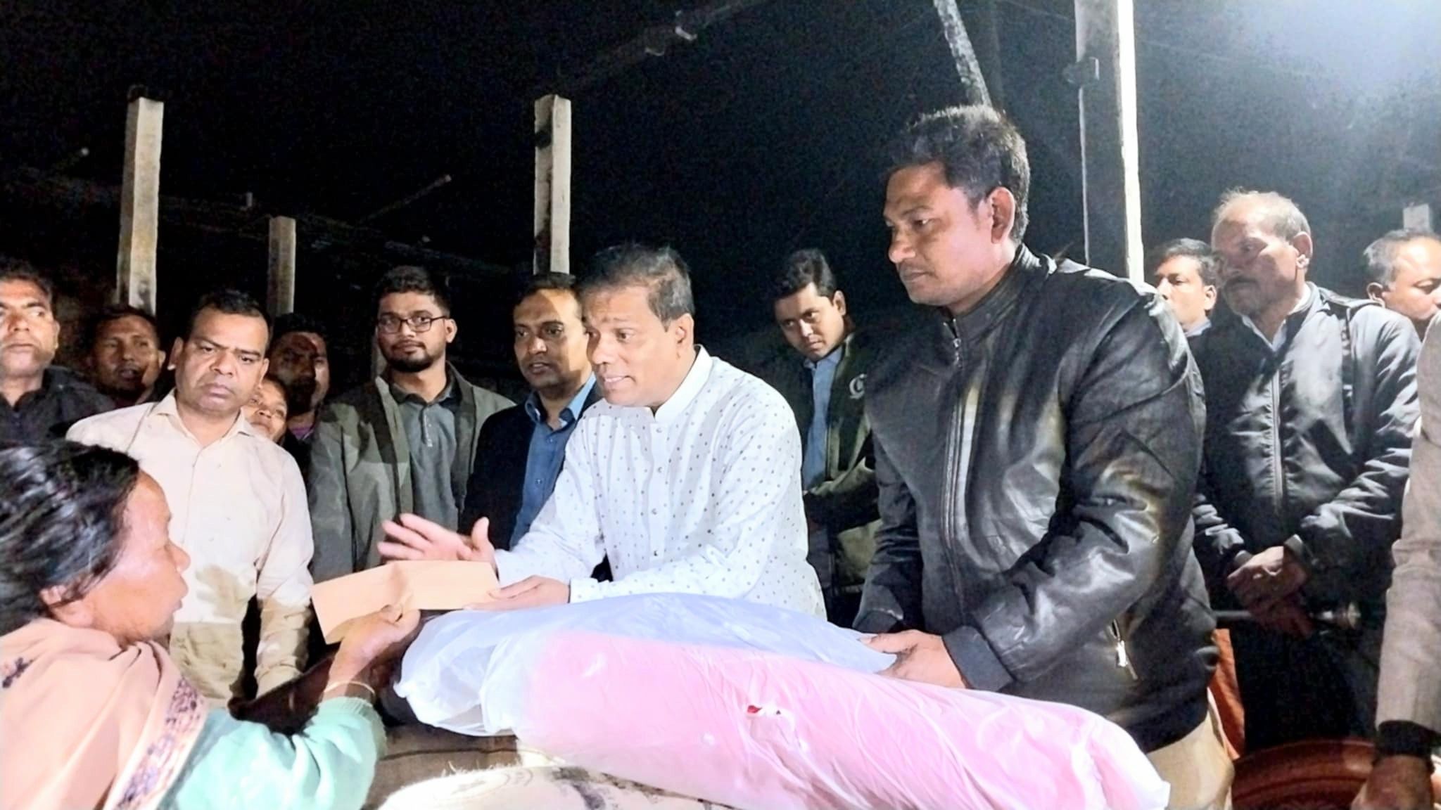 বীরগঞ্জে ভয়াবহ অগ্নিকাণ্ডে বসতবাড়ি পুড়ে ছাই