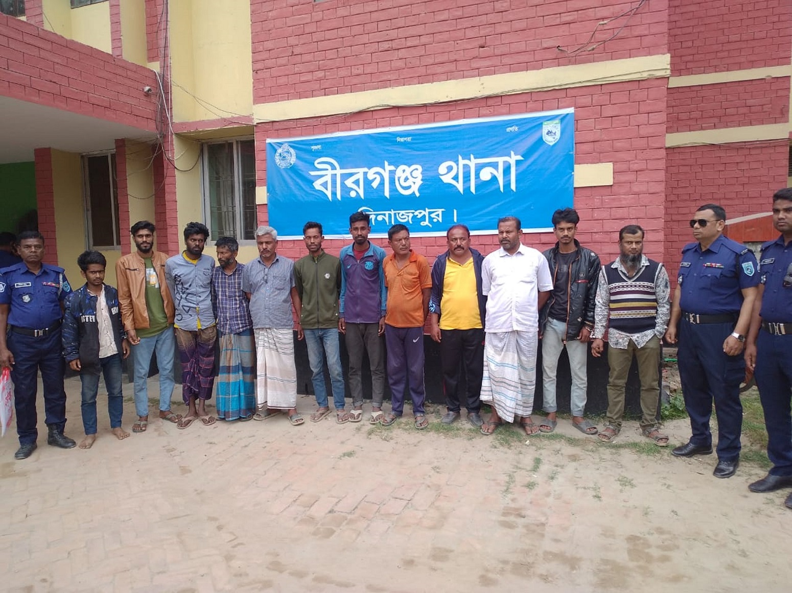 বীরগঞ্জে জুয়া খেলার সরঞ্জামসহ জুয়ারু আটক ৬
