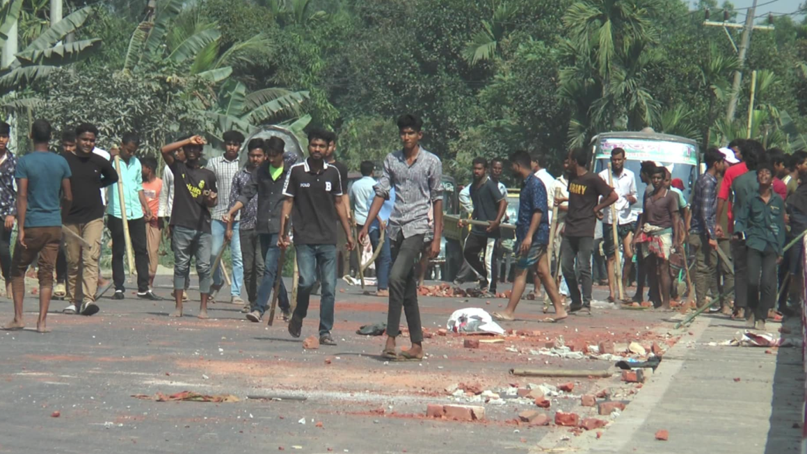 দুই গ্রামের সংঘর্ষে ৭০ দোকান ভাঙচুর, আহত ১০