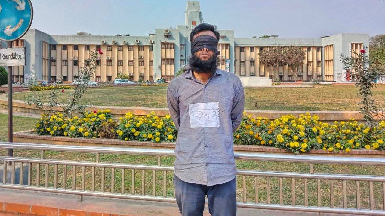 ধর্ষকের শাস্তির দাবিতে অনশনে রাবি শিক্ষার্থী