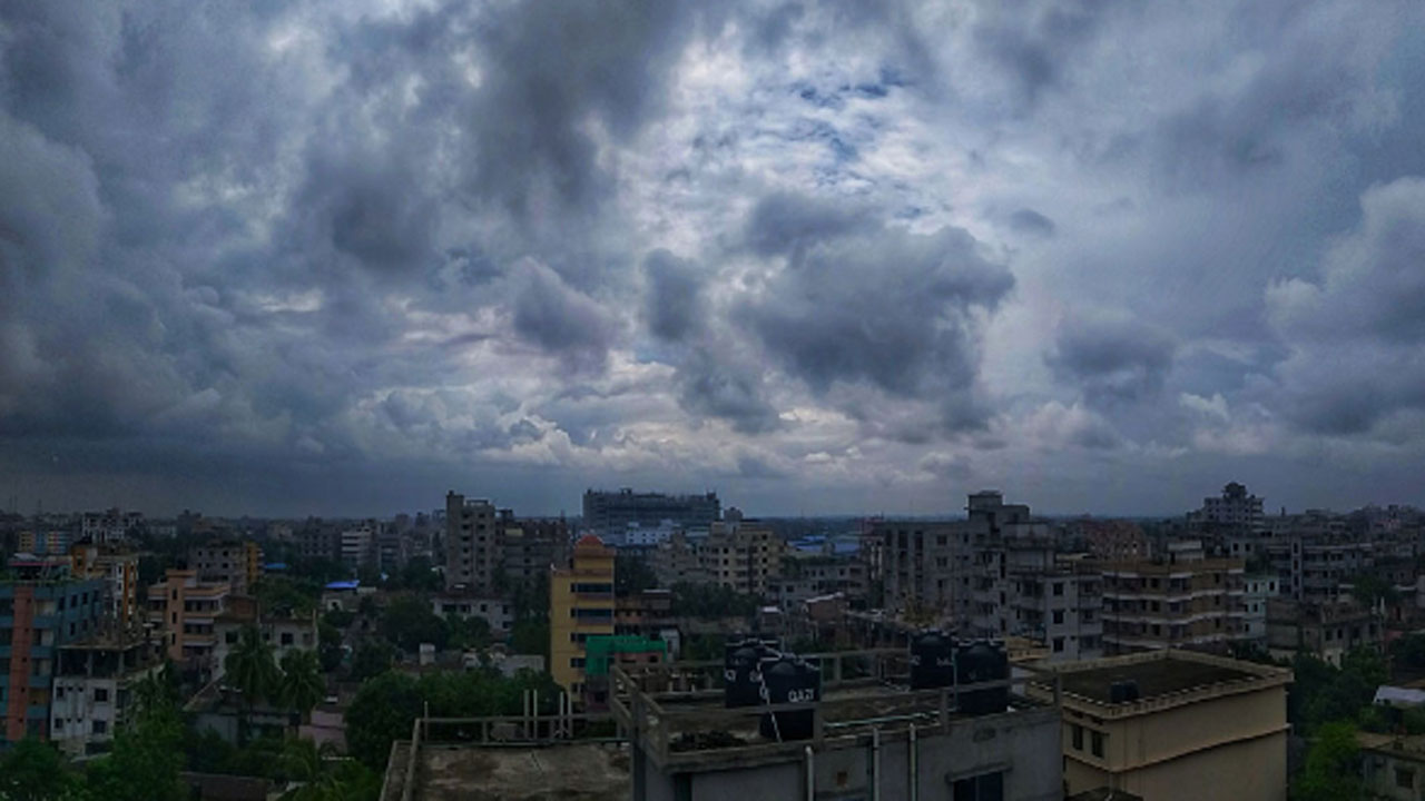 আজ মেঘলা থাকবে ঢাকার আকাশ, সম্ভাবনা বজ্রসহ বৃষ্টির