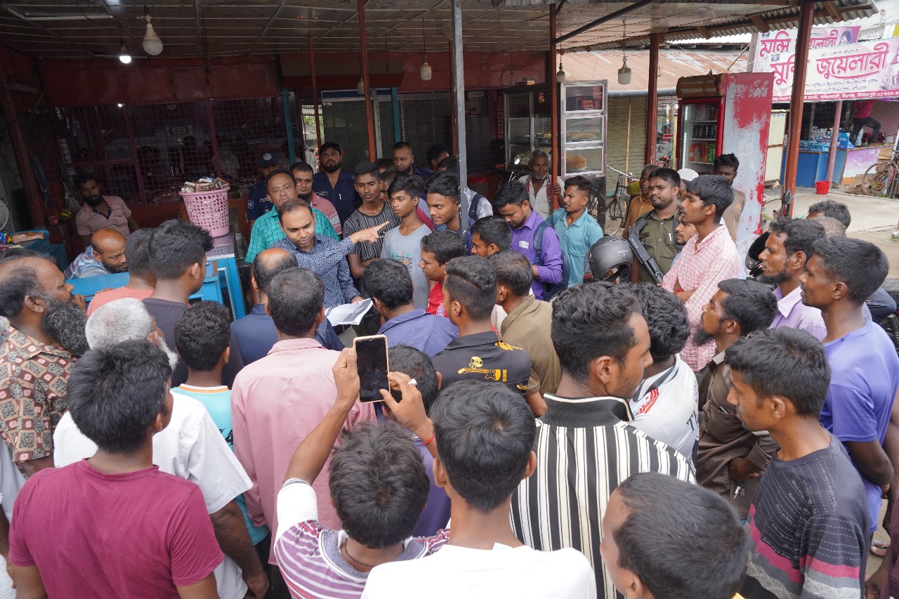 বীরগঞ্জে প্রকাশ্যে ধুমপান করায় ৩ জনকে জরিমানা করেছেন ভ্রাম্যমান আদালত